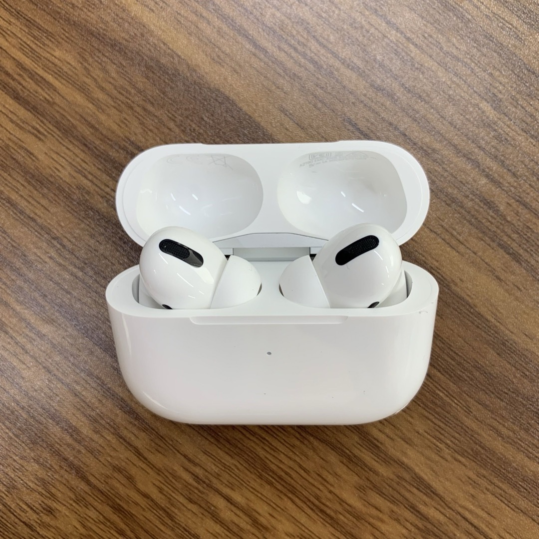 Apple(アップル)のApple純正 AirPods Pro MagSafe充電ケース付き スマホ/家電/カメラのオーディオ機器(ヘッドフォン/イヤフォン)の商品写真