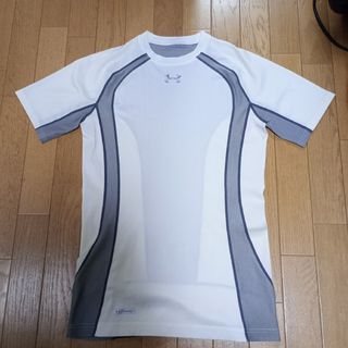 アンダーアーマー(UNDER ARMOUR)の916..UA　METALインナーシャツメンズ 半袖　厚手(ウエア)