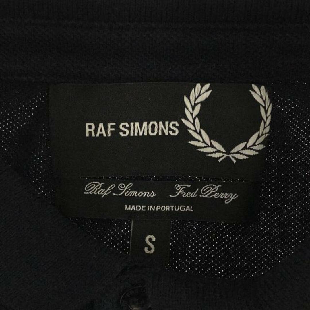 RAF SIMONS(ラフシモンズ)のRAF SIMONS / ラフシモンズ | × FRED PERRY / フレッドペリー ワンポイント刺繍 鹿の子 ポロシャツ | S | ダークネイビー | メンズ メンズのトップス(Tシャツ/カットソー(半袖/袖なし))の商品写真