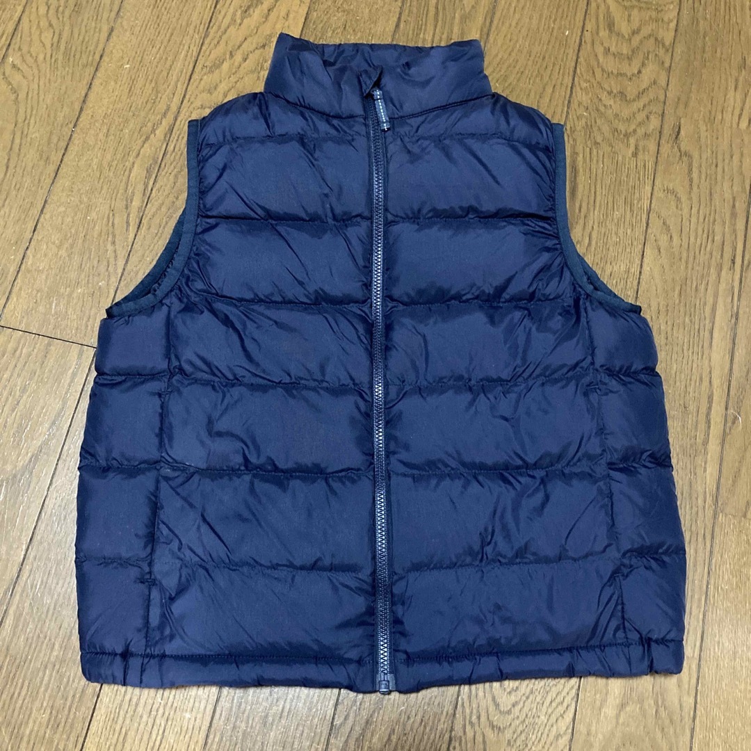 UNIQLO(ユニクロ)の130 UNIQLO ダウンベスト キッズ/ベビー/マタニティのキッズ服男の子用(90cm~)(ジャケット/上着)の商品写真