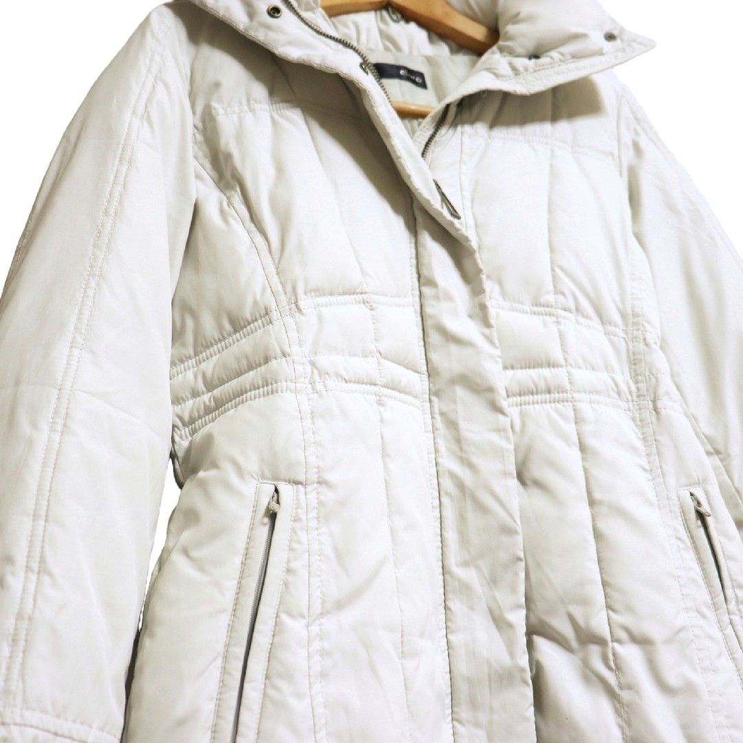claro クラロ フード付き ファーなし 中わたジャケット Mサイズ ホワイト レディースのジャケット/アウター(ダウンジャケット)の商品写真