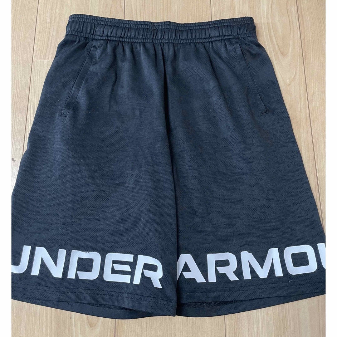 UNDER ARMOUR(アンダーアーマー)のアンダーアーマー　ハーフパンツ　160 キッズ/ベビー/マタニティのキッズ服男の子用(90cm~)(パンツ/スパッツ)の商品写真