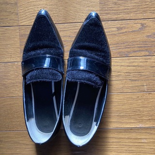 ジーユー(GU)のGU ブラック　エナメル×ハラコ調　ローファー　サイズ　M(ローファー/革靴)