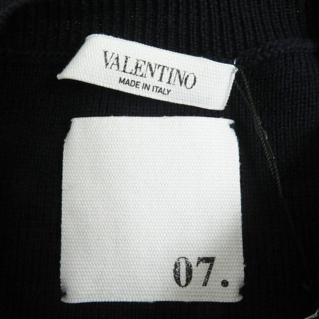 VALENTINO(ヴァレンティノ)の未使用品□VALENTINO/ヴァレンティノ NV3KC22H4J3 ボーダー柄 ロックスタッズ ウール100％ 長袖ニット/セーター ネイビー XS 伊製 正規品 メンズのトップス(ニット/セーター)の商品写真