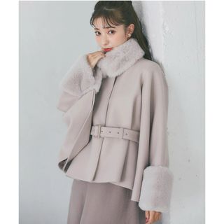 トッコクローゼット(TOCCO closet)の２ＷＡＹファー＆ベルト付きケープライクコート【sandina サンディナ】(ポンチョ)