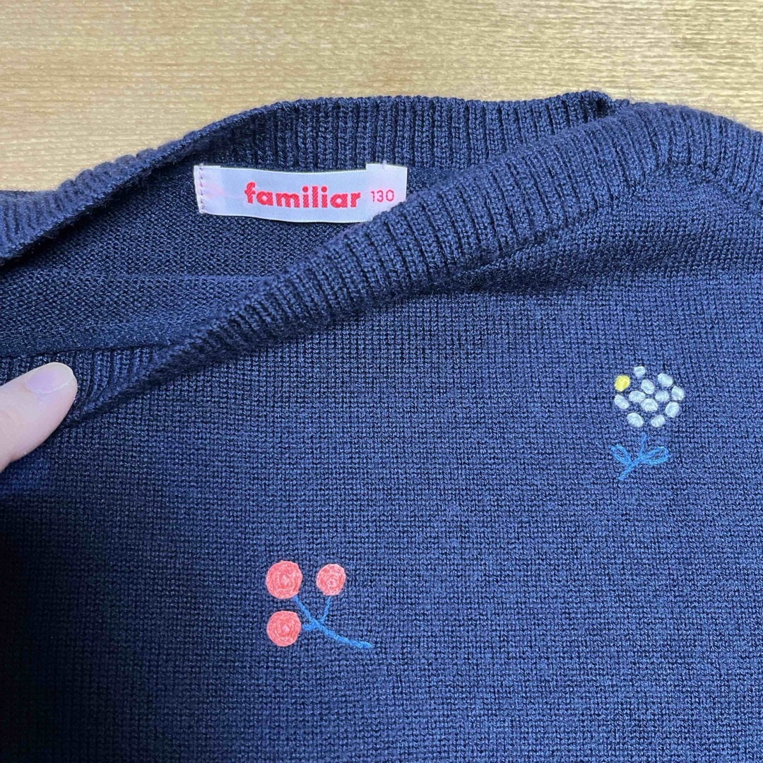 familiar(ファミリア)の美品☆ファミリア ニット 花刺繍 ネイビー 130cm キッズ/ベビー/マタニティのキッズ服女の子用(90cm~)(ニット)の商品写真