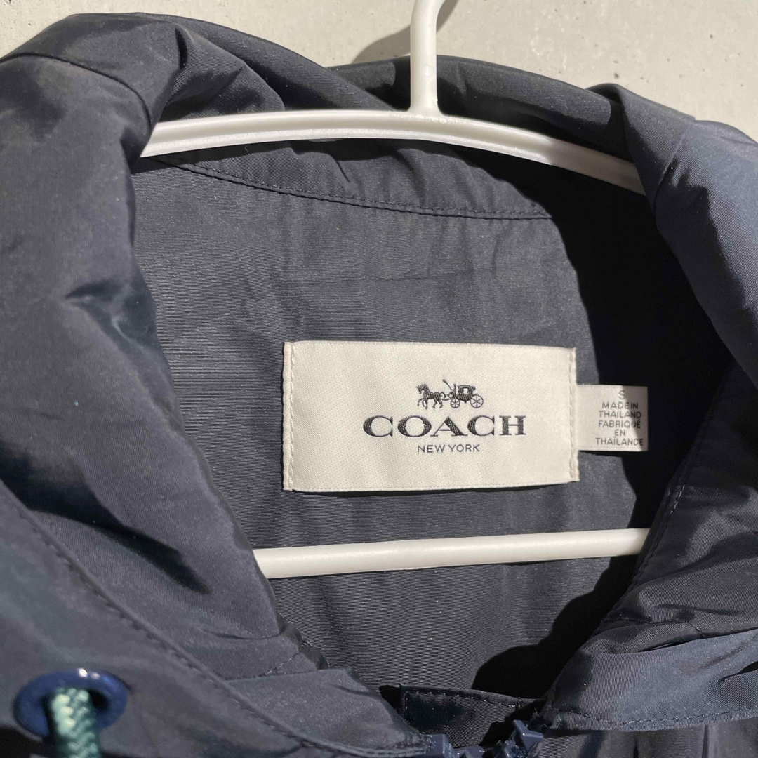 COACH(コーチ)のCOACH コーチ パーカー アウトドア ラバーロゴ レディースのジャケット/アウター(ナイロンジャケット)の商品写真