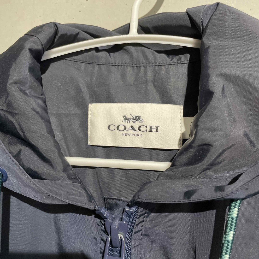 COACH(コーチ)のCOACH コーチ パーカー アウトドア ラバーロゴ レディースのジャケット/アウター(ナイロンジャケット)の商品写真