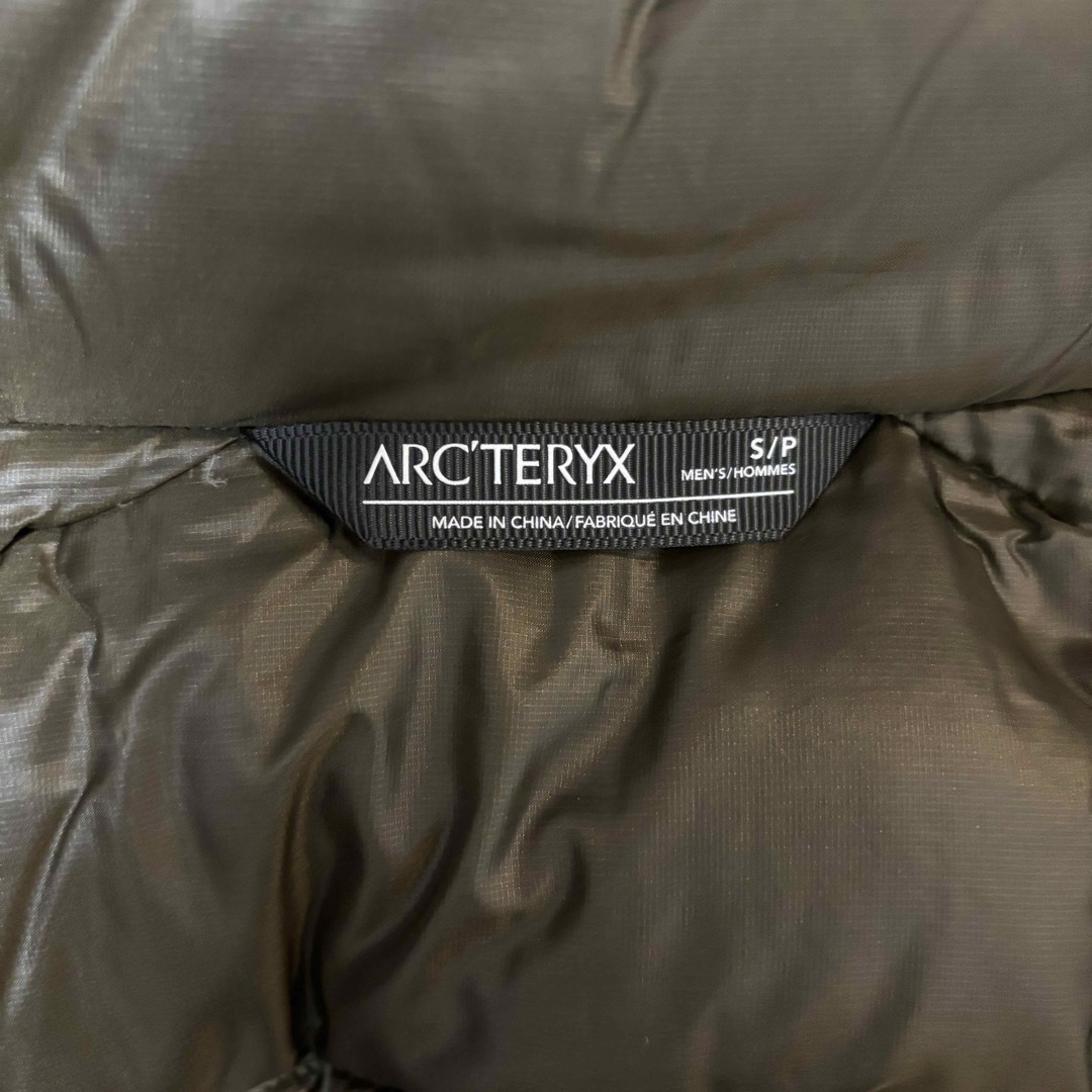 ARC'TERYX(アークテリクス)のアークテリクス サーミーパーカ  メンズ S Dracaena(カーキ) メンズのジャケット/アウター(ダウンジャケット)の商品写真