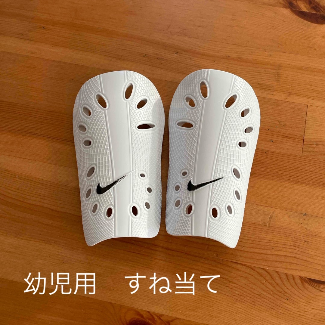 NIKE(ナイキ)のサッカー　すね当て スポーツ/アウトドアのサッカー/フットサル(その他)の商品写真