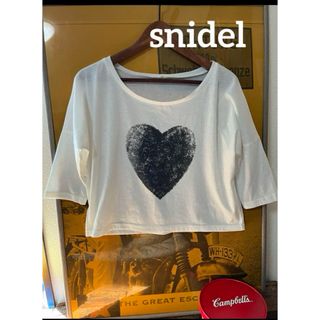 スナイデル(SNIDEL)のsnidel スナイデル　ホワイト×ハート　カットソー　白Tシャツ(カットソー(半袖/袖なし))