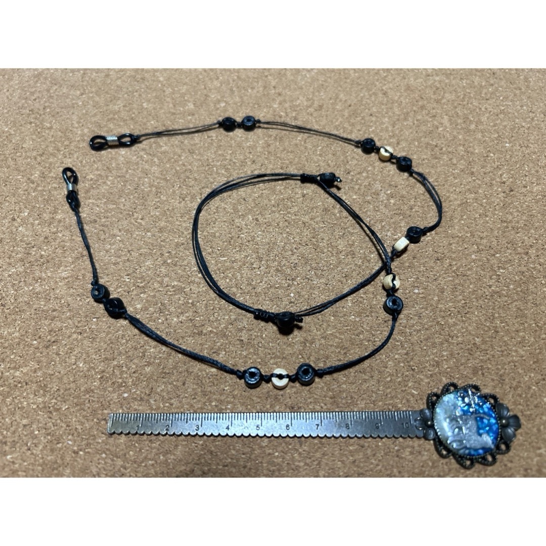 伸縮黒色メガネチェーン　ワックスコード　モノトーン レディースのファッション小物(サングラス/メガネ)の商品写真