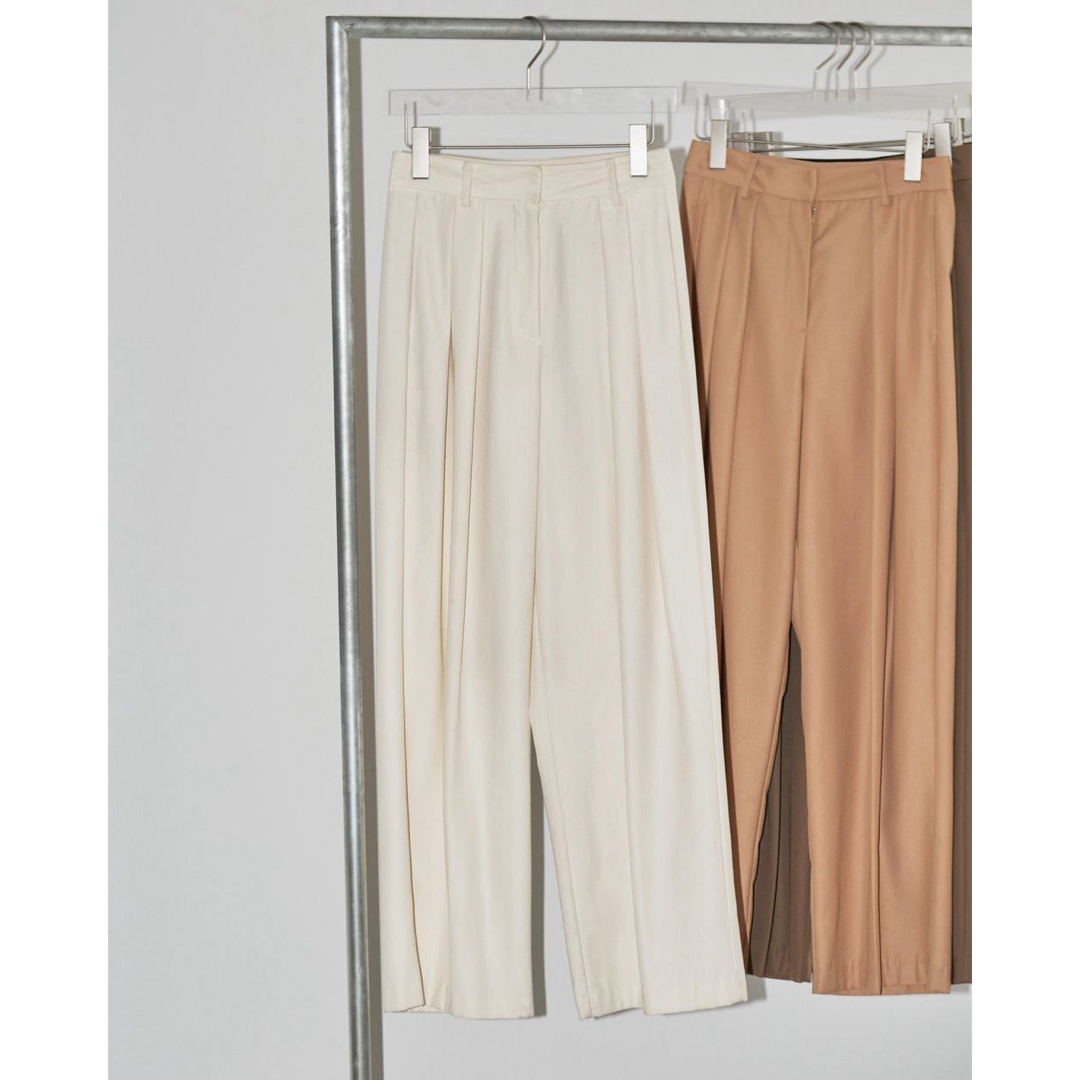 TODAYFUL(トゥデイフル)のtodayful Tuck Twill Trousers レディースのパンツ(カジュアルパンツ)の商品写真