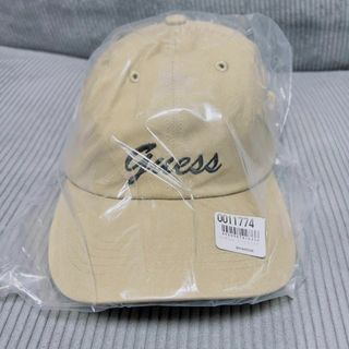 ゲス(GUESS)の【新品】guess ゲス ベースボールキャップ ベージュ(キャップ)