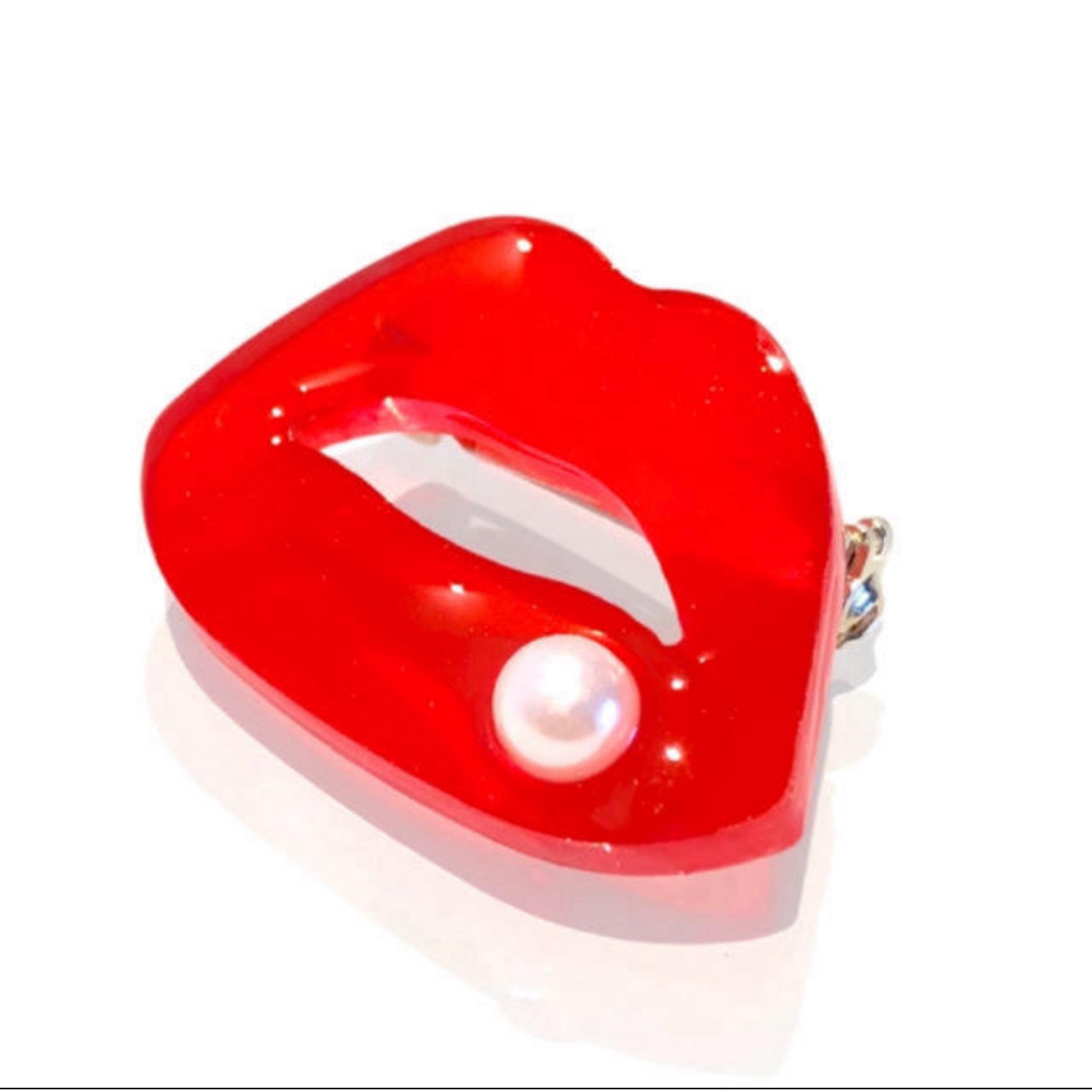 真っ赤な唇クリアブローチ レッド リップ グロス レディースのアクセサリー(ブローチ/コサージュ)の商品写真
