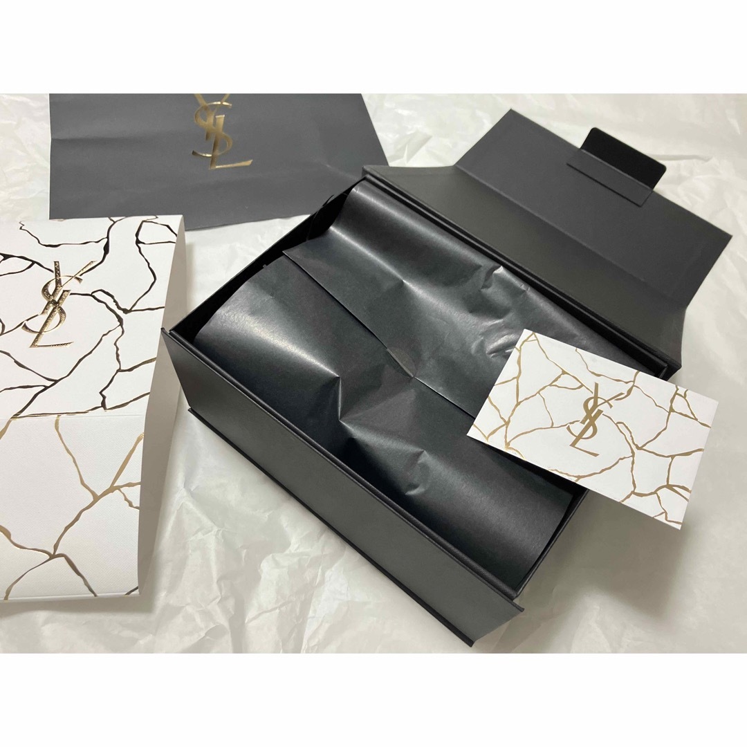 Yves Saint Laurent Beaute(イヴサンローランボーテ)のイヴサンローラン　2023 クリスマス限定　ギフトボックス＆ショッパー＆カード レディースのバッグ(ショップ袋)の商品写真