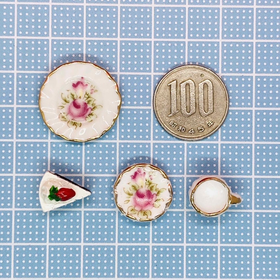 新品　ミニチュア６点　白テーブル・椅子　陶器　ピンク花カップ・プレート・ケーキ エンタメ/ホビーのおもちゃ/ぬいぐるみ(その他)の商品写真