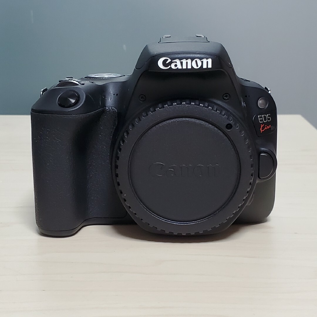 Canon EOS Kiss X9 標準ズームレンズキット スマホ/家電/カメラのカメラ(デジタル一眼)の商品写真