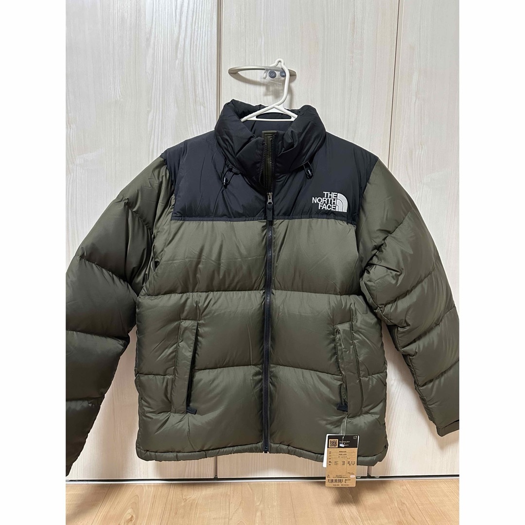 THE NORTH FACE(ザノースフェイス)の【新品】ノースフェイス　ヌプシジャケット　ニュートープ　オリーブ　XL メンズのジャケット/アウター(ダウンジャケット)の商品写真