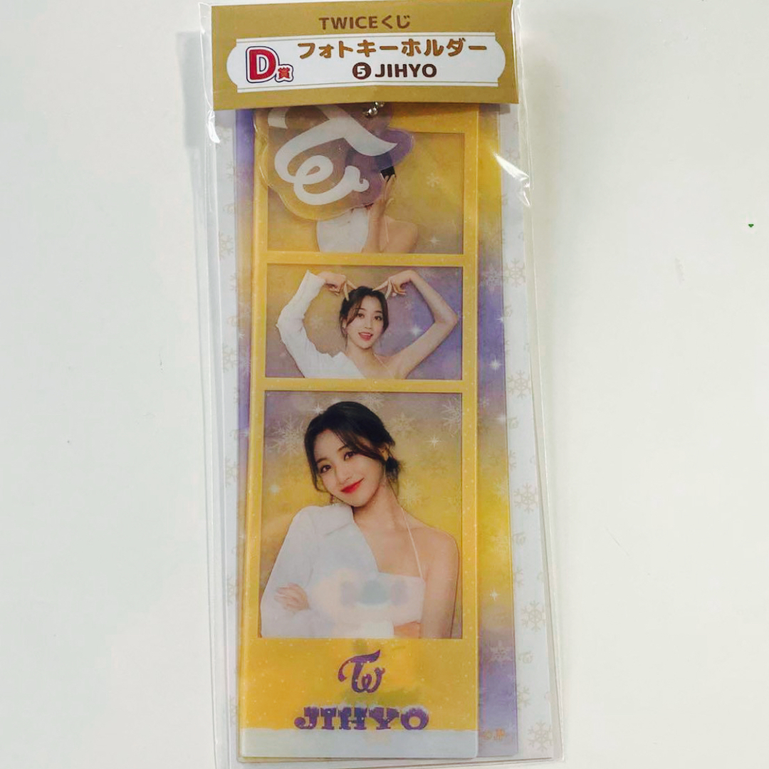 ファミリーマーTWICEくじ　1番くじ　 D賞フォトキーホルダー  JIHYO エンタメ/ホビーのタレントグッズ(アイドルグッズ)の商品写真