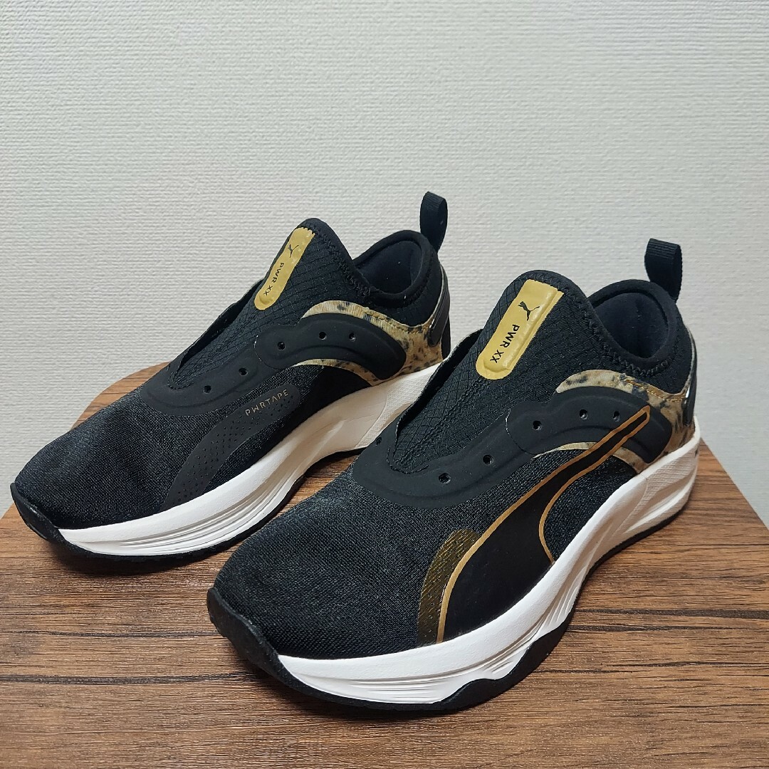 PUMA(プーマ)のPUMA プーマ PWR XX ニトロ サファリ　ウィメンズ　24cm レディースの靴/シューズ(スニーカー)の商品写真