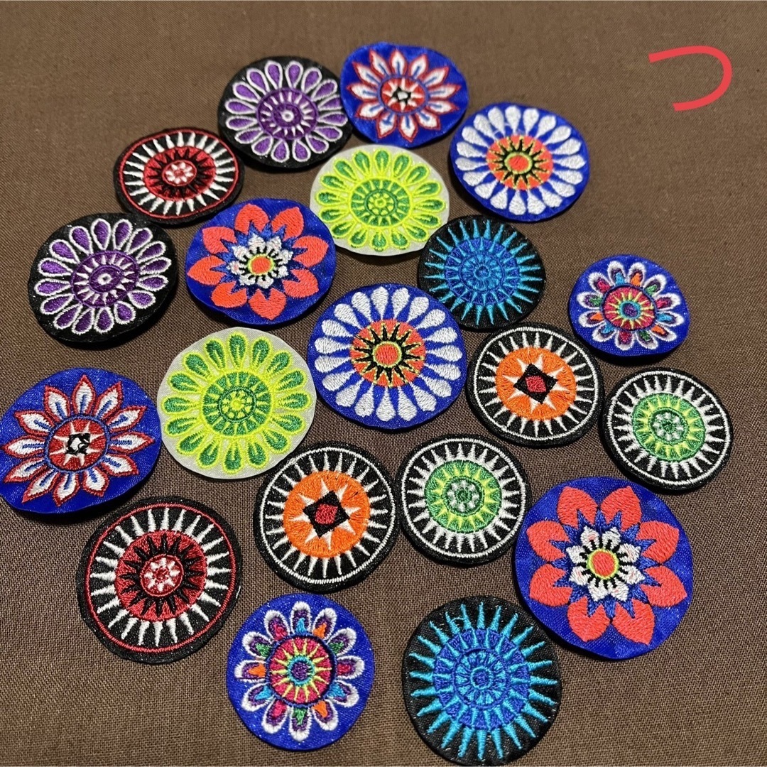 モン族　刺繍ワッペン　パーツ　手芸　メキシコ刺繍　クラフト ハンドメイドの素材/材料(各種パーツ)の商品写真