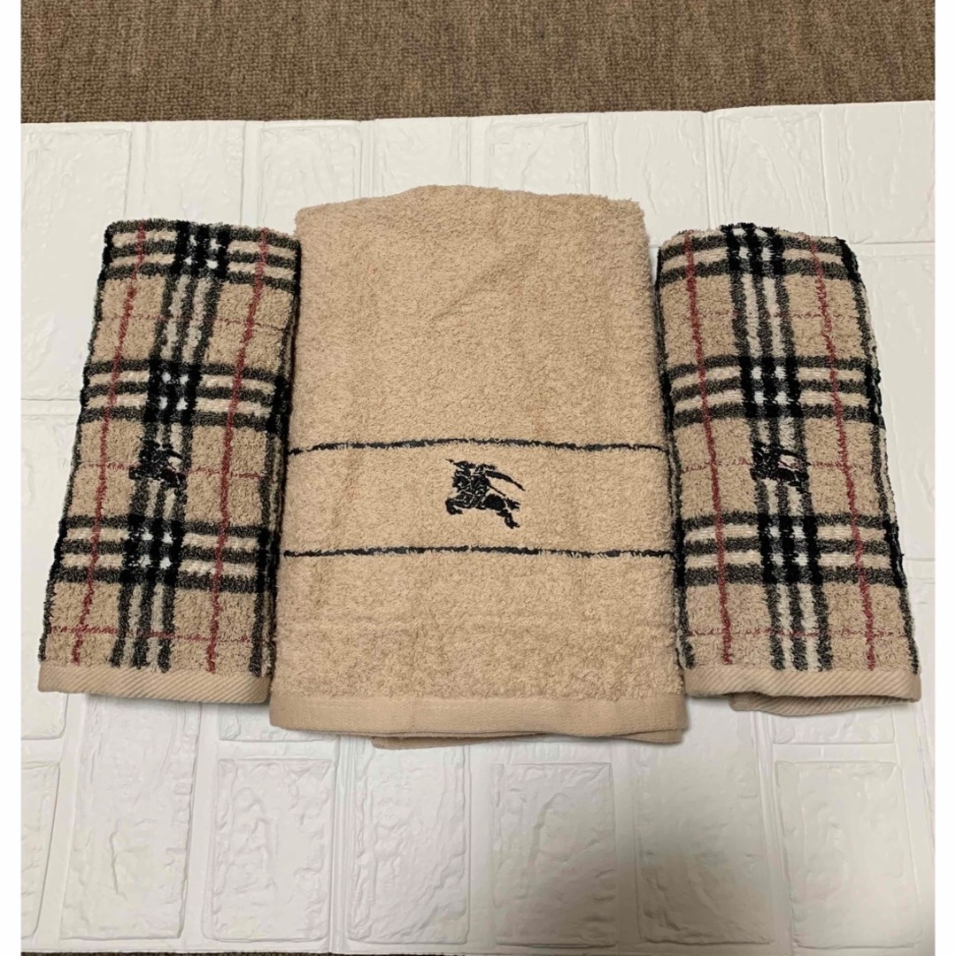 BURBERRY(バーバリー)の【新品未使用】Burberry バスタオル1枚 フェイスタオル2枚 インテリア/住まい/日用品の日用品/生活雑貨/旅行(タオル/バス用品)の商品写真