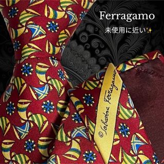 サルヴァトーレフェラガモ(Salvatore Ferragamo)の【未使用品に近い】 Ferragamo イタリア レッド系 総柄(ネクタイ)