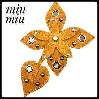 ミュウミュウ(miumiu)のミュウミュウ ブローチ ブラウン系　シルバー レザー　金属素材(ブローチ/コサージュ)