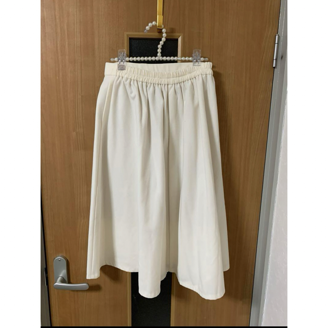 GU(ジーユー)のジーユー　GU ラップフレアミディスカート　新品未使用　ホワイト　ユニクロ レディースのスカート(ひざ丈スカート)の商品写真