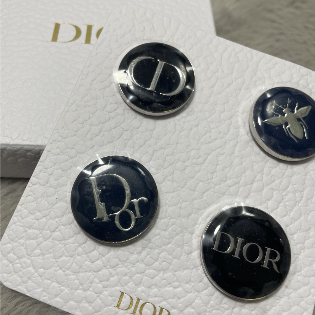 Dior(ディオール)のDior シルバー ウェルカムギフト ピンバッジ4点 エンタメ/ホビーのコレクション(ノベルティグッズ)の商品写真