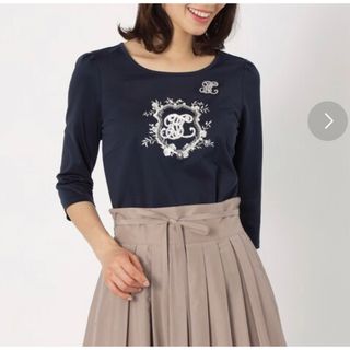 トゥービーシック(TO BE CHIC)のTO BE CHIC トゥービーシック　パール刺繍ロゴカットソー ネイビー　40(カットソー(長袖/七分))