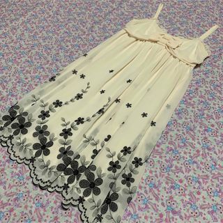 レストローズ(L'EST ROSE)の✿L'ESTROSE✿レストローズ✿フリル✿リボン✿お花刺繍✿キャミワンピース✿(ひざ丈ワンピース)