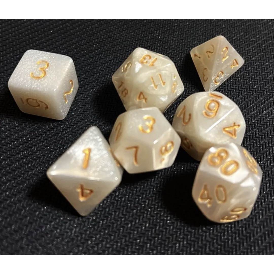 多面体 ダイス サイコロ 7個 セット 遊戯王 ホワイト エンタメ/ホビーのおもちゃ/ぬいぐるみ(キャラクターグッズ)の商品写真