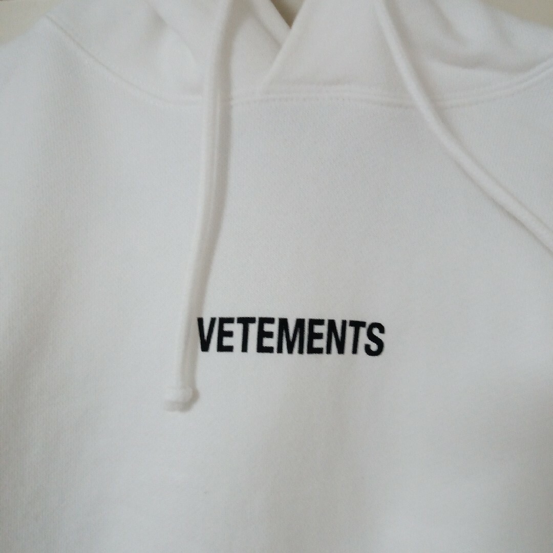 VETEMENTS(ヴェトモン)のVETEMENTSヴェトモン　ホワイトロゴフーディーXS メンズのトップス(パーカー)の商品写真