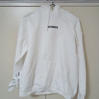 ヴェトモン(VETEMENTS)のVETEMENTSヴェトモン　ホワイトロゴフーディーXS(パーカー)