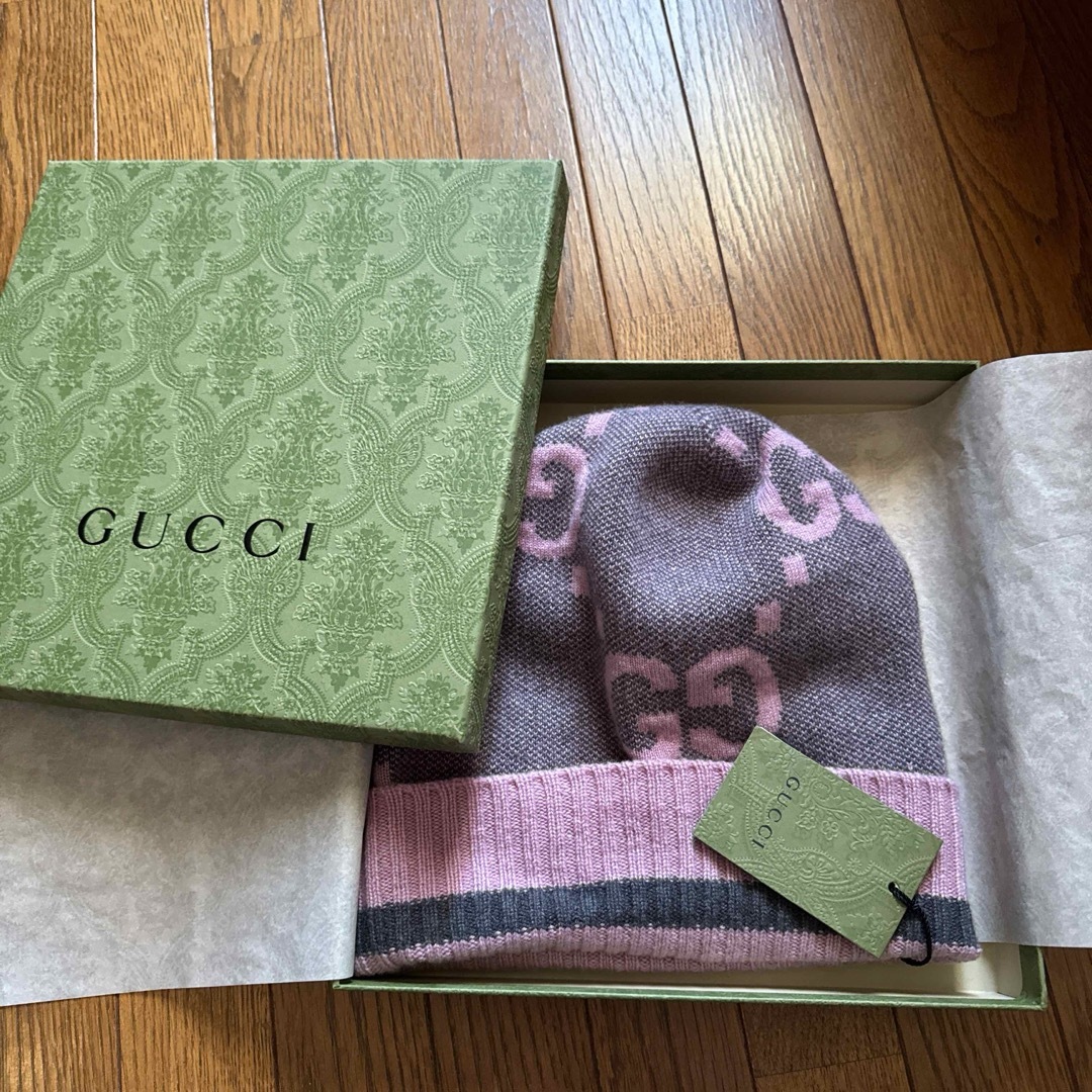 Gucci(グッチ)のGUCCIグッチニット帽ピンクグレー新品 レディースの帽子(ニット帽/ビーニー)の商品写真