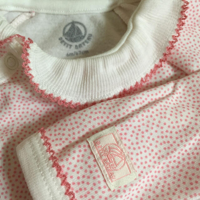 PETIT BATEAU(プチバトー)の☆SALE☆ 新品 プチバトー フリル衿つき長袖前開きボディ 6M キッズ/ベビー/マタニティのベビー服(~85cm)(肌着/下着)の商品写真