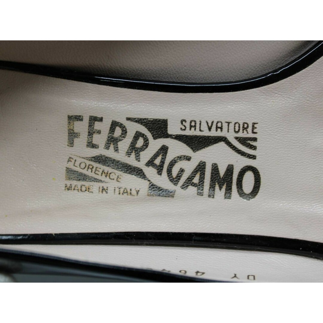 Ferragamo(フェラガモ)の【値下げ】▲Salvatore Ferragamo/サルヴァトーレ フェラガモ▲オープントゥエナメルパンプス/シューズ/靴/ ブラック/黒 レディース 7D 【中古】春夏秋冬 603032 レディースの靴/シューズ(その他)の商品写真