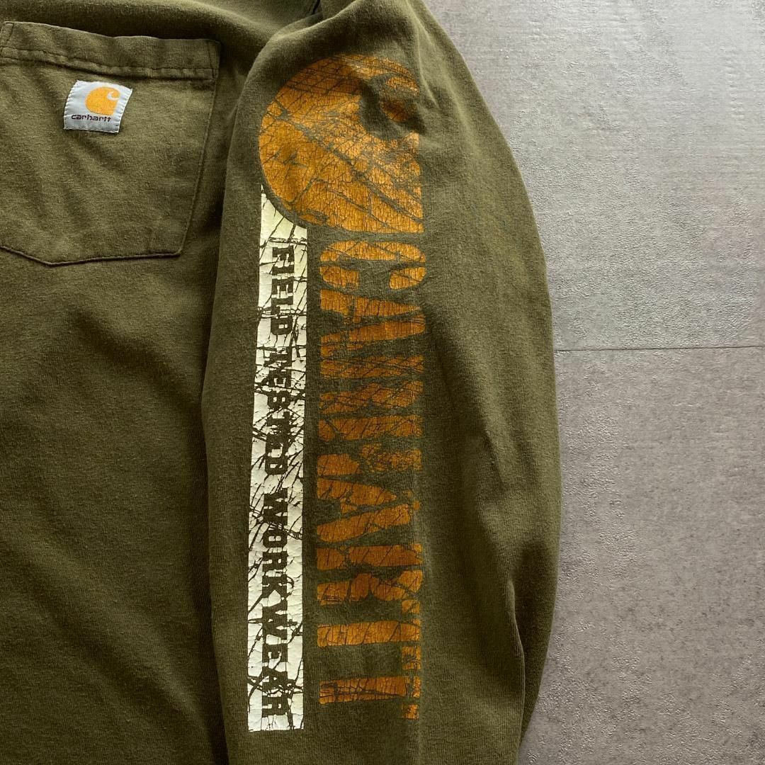 carhartt(カーハート)のCarhartt　カーハート　ロンT　ワンポケット　袖プリント　古着　カーキ　M メンズのトップス(Tシャツ/カットソー(七分/長袖))の商品写真