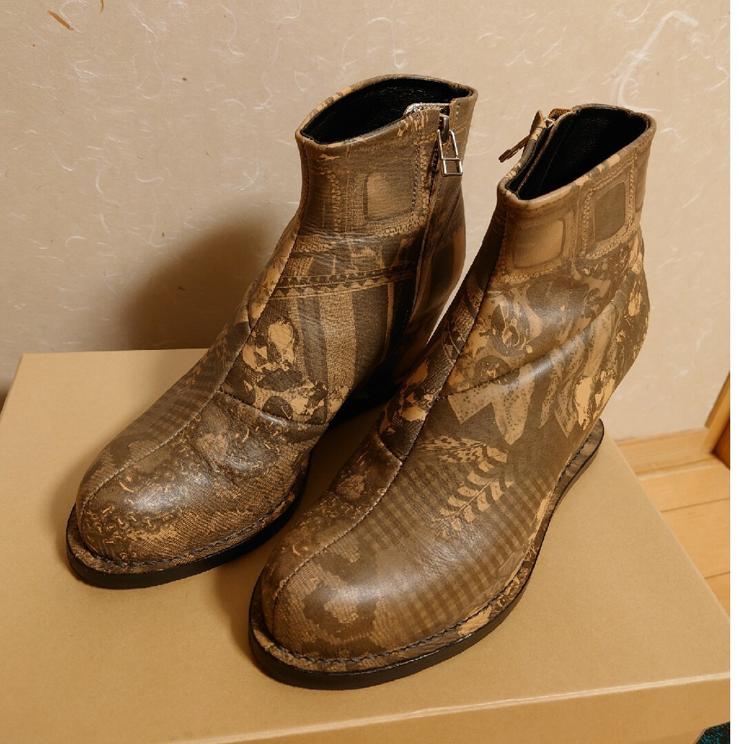 JUCO.(ジュコ)のjuco.  モノクロガラクタ宝箱ブーツ  23.5cm レディースの靴/シューズ(ブーツ)の商品写真