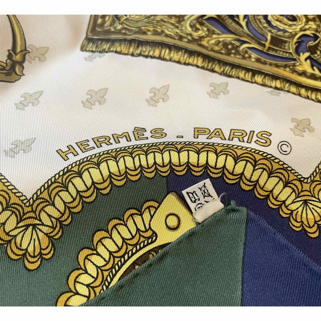Hermes(エルメス)の1枚で2色パターン楽しめる　エルメス　スカーフ　カレ90 シルクスカーフ レディースのファッション小物(バンダナ/スカーフ)の商品写真