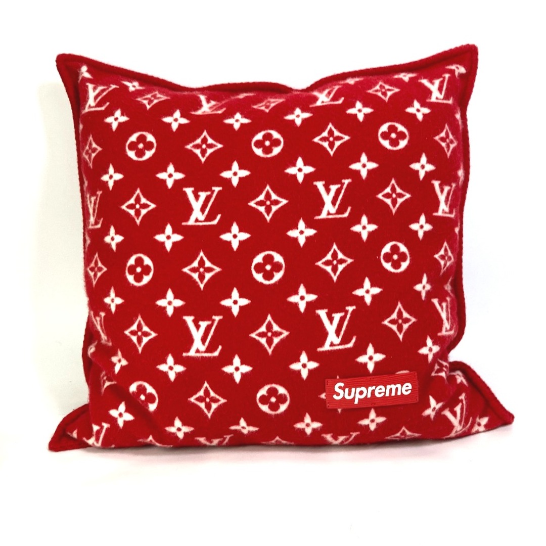 LOUIS VUITTON(ルイヴィトン)のルイヴィトン LOUIS VUITTON モノグラム MP1886 シュプリーム SUPREME コラボ ピロー 枕 インテリア クッション ウール/カシミヤ レッド 未使用 インテリア/住まい/日用品のインテリア小物(クッション)の商品写真