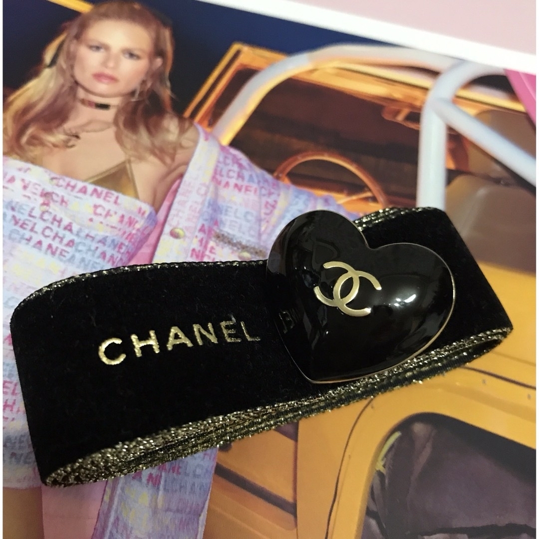 CHANEL(シャネル)のCHANEL♥️アレンジ可能♥️ホリデー🎄ハートチャーム🖤おリボン💖非売品 エンタメ/ホビーのエンタメ その他(その他)の商品写真