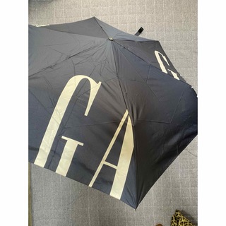 ギャップ(GAP)の新品未使用GAP折り畳み雨傘コンパクトミニ軽量ネイビーロゴ(傘)