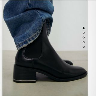 ザラ(ZARA)のZARA 36 フラットアンクルブーツ　ショートブーツ　ブラック　フェイクレザー(ブーツ)