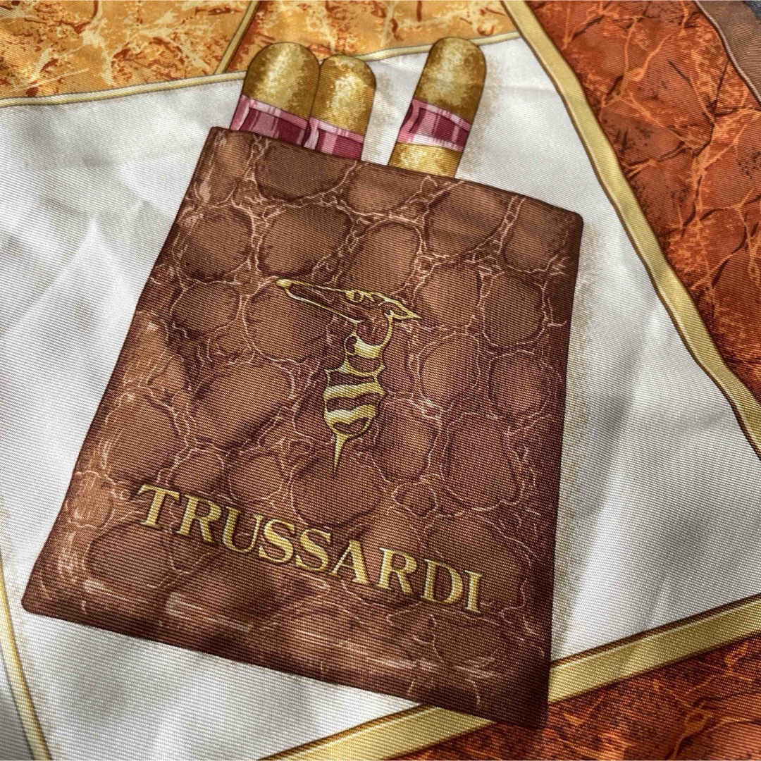 Trussardi(トラサルディ)のTRUSSARDI トラサルディ 大判 シルクスカーフ ロゴ 時計 レディースのファッション小物(バンダナ/スカーフ)の商品写真