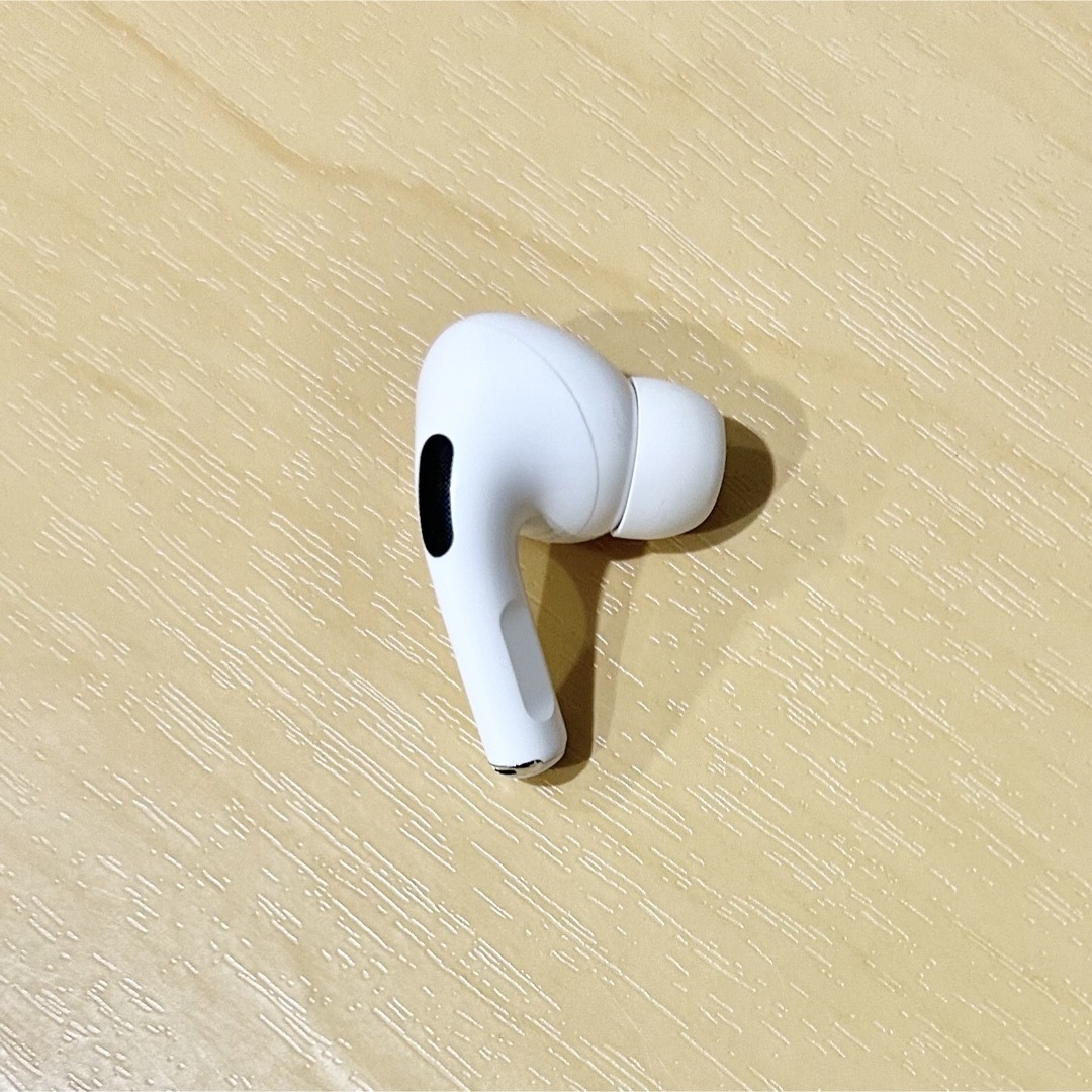 Apple(アップル)のAirPods Pro 第一世代 R 右耳 故障品？ スマホ/家電/カメラのオーディオ機器(ヘッドフォン/イヤフォン)の商品写真