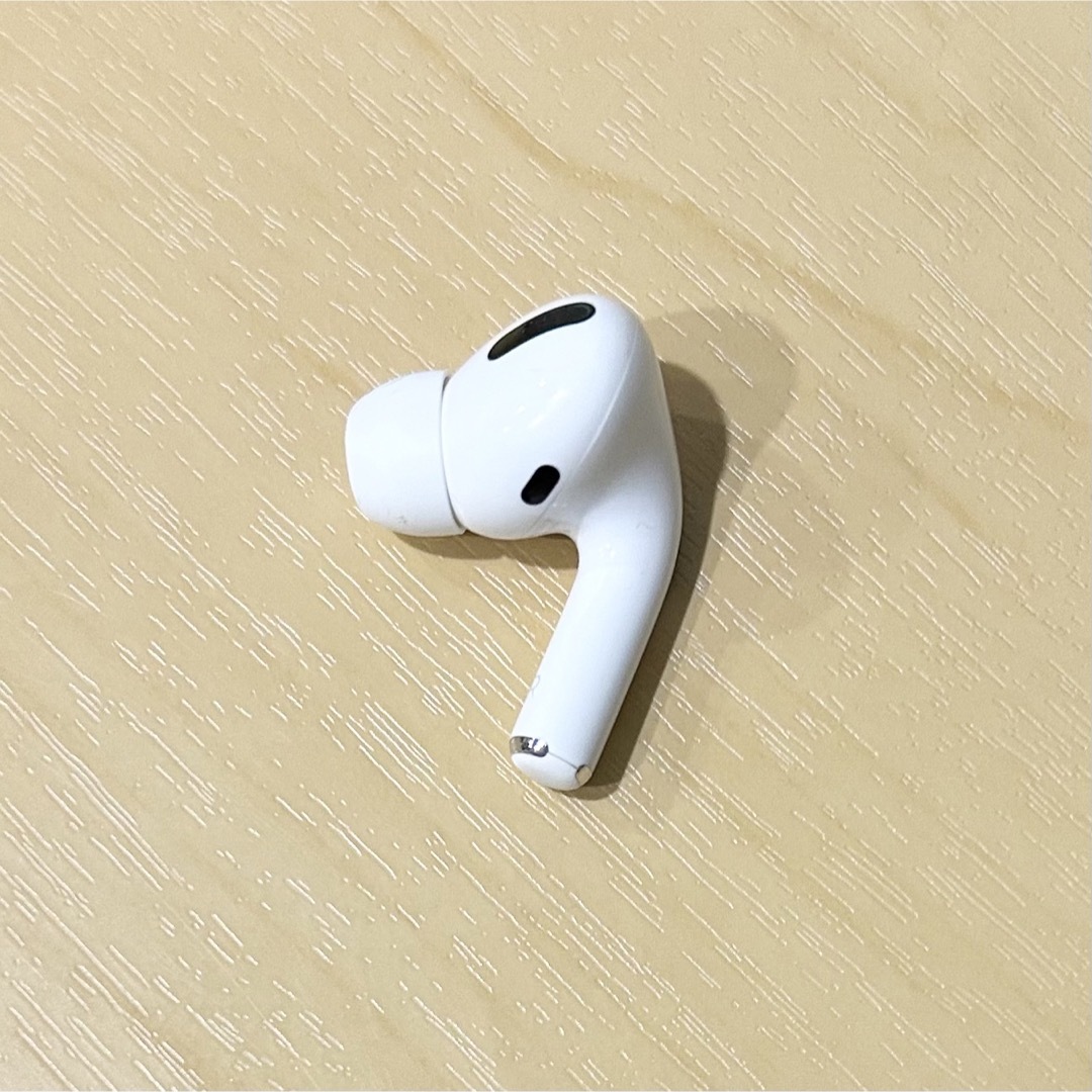 Apple(アップル)のAirPods Pro 第一世代 R 右耳 故障品？ スマホ/家電/カメラのオーディオ機器(ヘッドフォン/イヤフォン)の商品写真