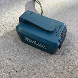 マキタ(Makita)の【美品】マキタ  14.4v/18vバッテリ用USB用アダプター ADP05(その他)